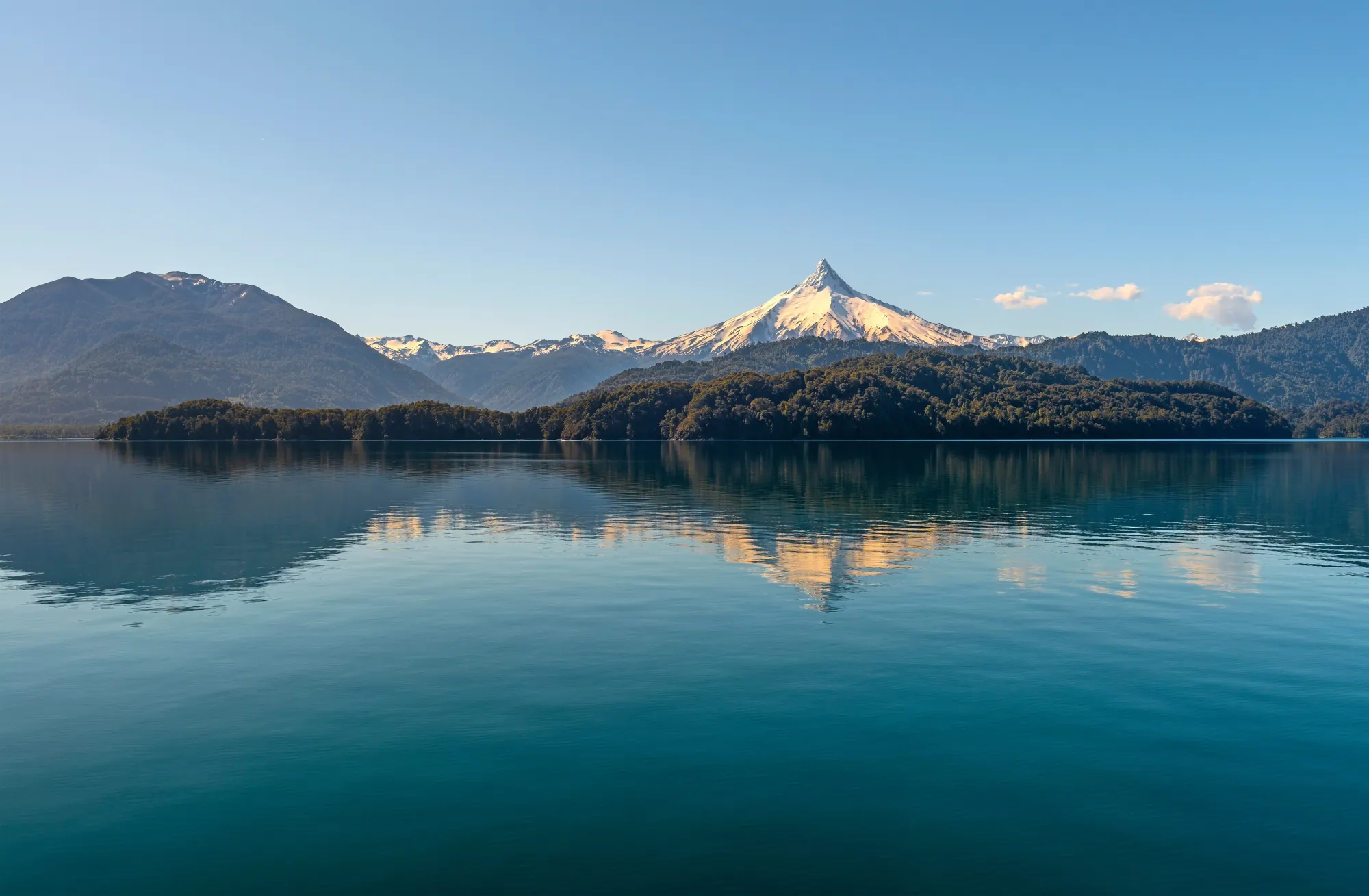 Lago Todos los Santos El Esmeralda aguas turquesa volcán Patagonia Chile