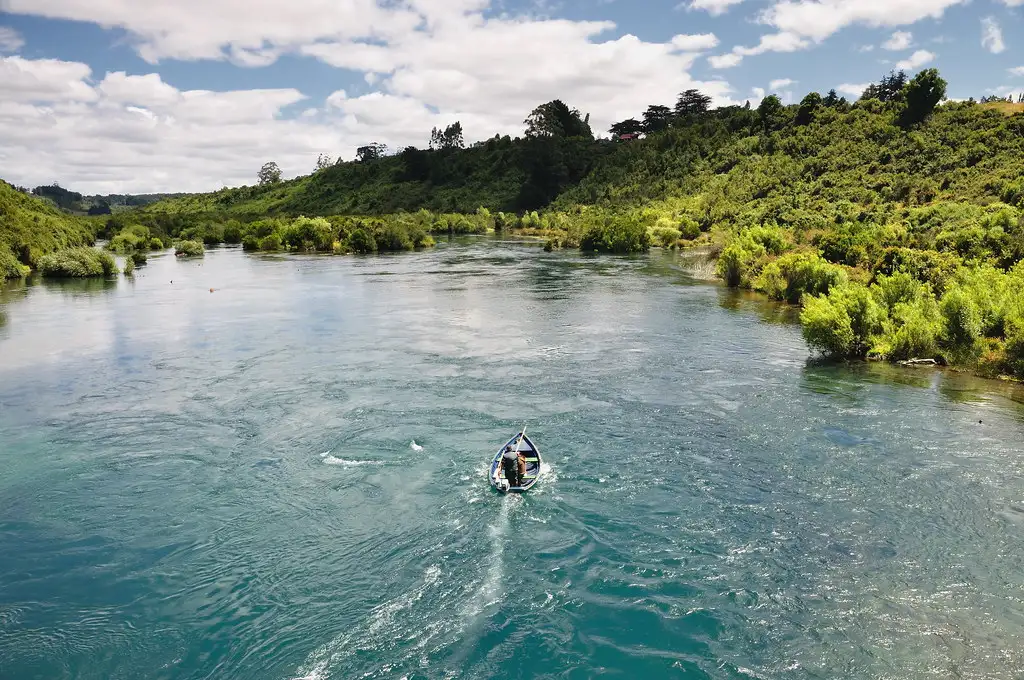 Río Maullín aguas cristalinas bosque nativo pesca deportiva trucha sur Chile Patagonia