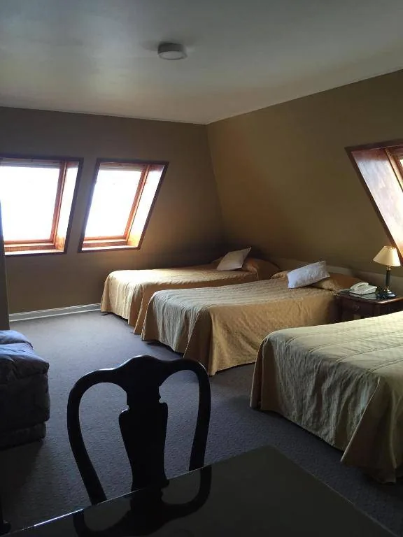 Habitación triple tragaluces piso 9 Puerto Montt Apart Hotel Colón